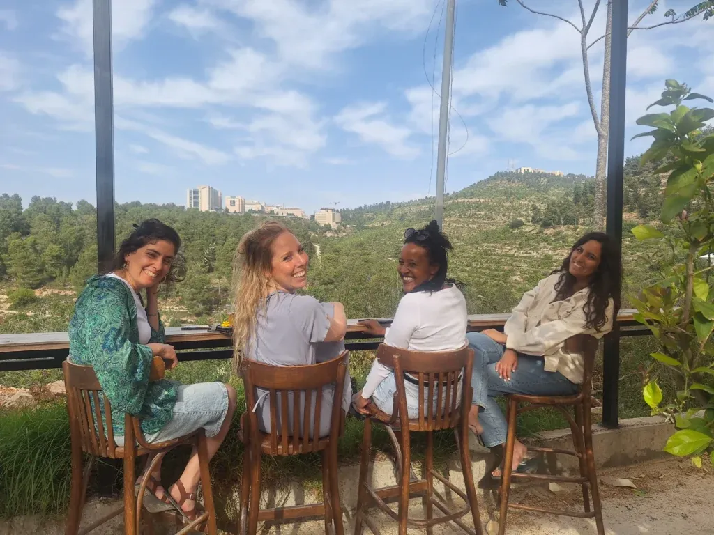 חברות יושבות מול נוף הרי ירושלים