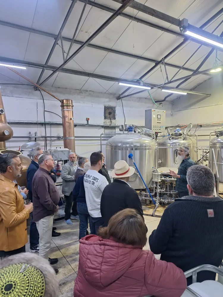 הבשלן מסביר לקבוצת מבקרים בסיור בין מכלי הבישול